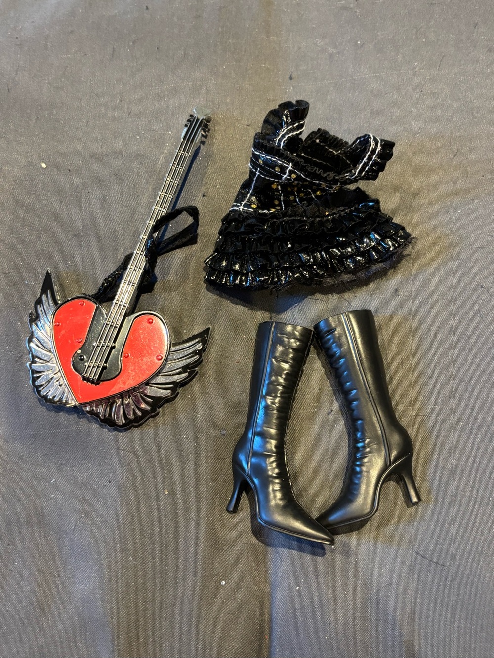 Bratz Girlz Really Rock! - Cloes Outfit and Guitar